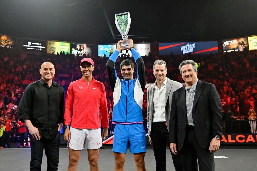 Imagen de Carlos Alcaraz levantando el Netflix Slam